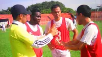 Nilmaizar berdiskusi dengan tiga pilar Semen Padang, Hamdi Ramdhan, Yu Hyun-koo, dan James Koko Lomell jelang semifinal kedua Piala Jenderal Sudirman kontra Borneo FC. Foto diambil Rabu (13/1/2016). (Bola.com/Arya Sikumbang)
