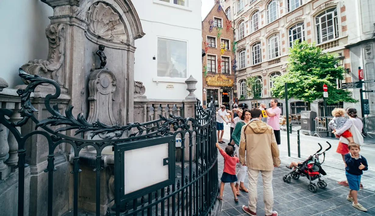 Wisatawan mengunjungi patung Manneken Pis di Brussel, Belgia, pada 28 Juni 2020. (Xinhua/Zhang Cheng)