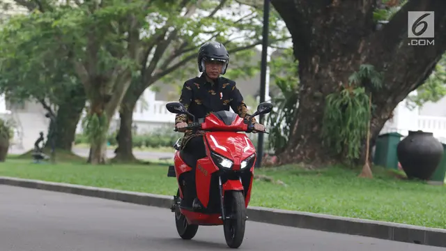 Jokowi Jajal Motor Listrik Gesits
