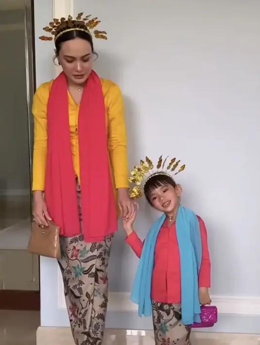 Bahkan, Shandy pun memoles sendiri riasan wajah putrinya tersebut. Keduanya tampak begitu menggemaskan.  [@shandyaulia]