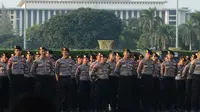 Petugas kepolisian mengikuti apel operasi ketupat 2019 di lapangan Silang Monas, Jakarta, Selasa (28/5/2019). Objek pengamanan dalam Operasi Ketupat Tahun 2019, antara lain berupa 898 terminal, 379 stasiun kereta api, 592 pelabuhan 212 bandara. (merdeka.com/Imam Buhori)