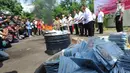 Petugas Kementerian Dalam Negeri (Kemendagri) membakar E-KTP rusak di Gudang Kemendagri di Bogor, Jabar, Rabu (19/12). Pemusnahan E-KTP rusak dilakukan dengan cara dibakar dalam drum. (Merdeka.com/Arie Basuki)
