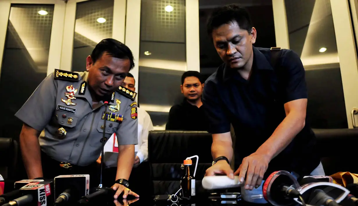 Suasana jumpa pers tentang penangkapan pelawak Tessy Srimulat di Mabes Polri, Jakarta, Rabu (29/10/2014). (Liputan6.com/Johan Tallo)