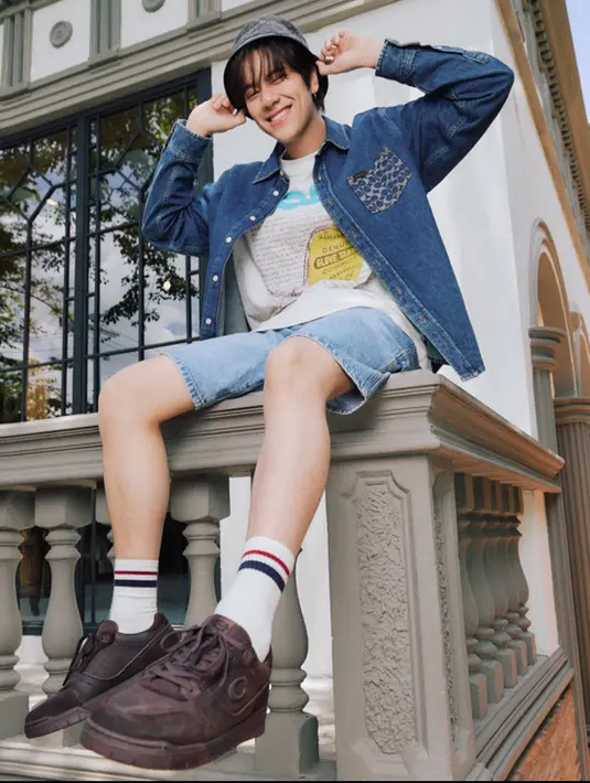 <p>Penampilan Nanon semakin lengkap dengan Coach Soho Sneakers, yang dirancang sebagai ekspresi berani dari gaya personal. [dok. Coach]</p>