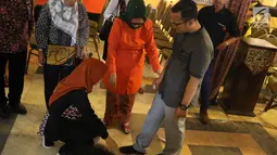 Panitia pernikahan Putri Presiden Joko Widodo, Kahiyang Ayu dan Bobby Nasution sedang melakukan tradisi injak telur saat geladi resik di Graha Saba, Solo, Senin (6/11). (Liputan6.com/Angga Yuniar)