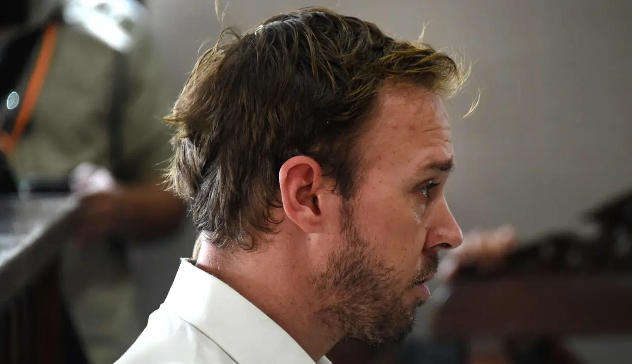 Joshua James Baker dari Australia saat menjalani sidang tuduhan kepemilikan narkoba di pengadilan Denpasar, Bali (23/1). Polisi menangkap Baker di Ngurah Rai dari Bangkok 8 Oktober 2017 setelah membawa obat-obatan terlarang. (AFP Photo/Sonny Tumbelaka)