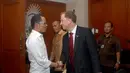 Pertemuan Hanif Dhakiri dan Direktur ILO untuk Indonesia, Peter van Rooij itu terkait peningkatan kerjasama dibidang ketenagakerjaan, Jakarta, Senin (17/11/2014). (Liputan6.com/Johan Tallo) 