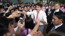 Perdana Menteri Kanada Justin Trudeau saat disambut oleh mahasiswa Universitas Ton Duc Thang di Ho Chi Minh, Vietnam, (9/11). (Adrian Wyld / Canadian Press via AP)