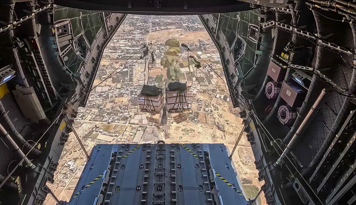 Pemerintah Spanyol pada Senin (28/7/2025) mengatakan dengan dukungan penuh dari Angkatan Udara akan mengirim 12 ton bantuan pangan ke Gaza melalui udara. (HANDOUT/Kementerian Pertahanan Spanyol/AFP)