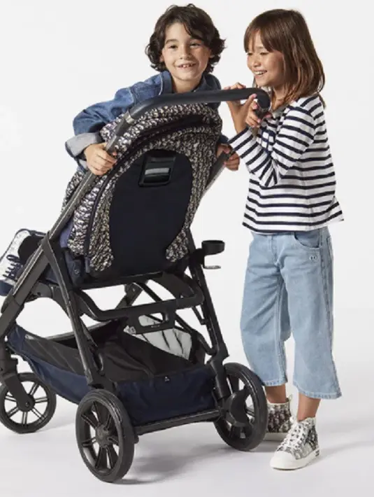 Ini adalah stroller bayi dari brand Dior. Jika kamu berkunjung ke situs resmi Dior, maka kamu akan menemukan stroller ini di kategori Kids & Baby dengan nama Blue and Beige Water-Repellent Canvas with Dior Oblique Print. Foto: Dior.