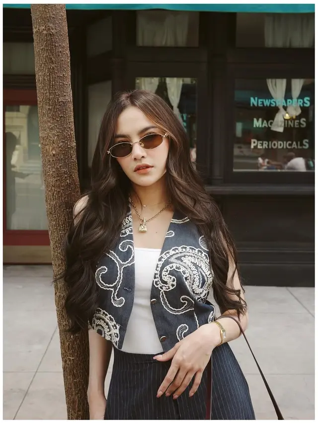 6 Detail Outer Batik Mahalini saat Liburan ke Singapura, Intip Padu Padannya