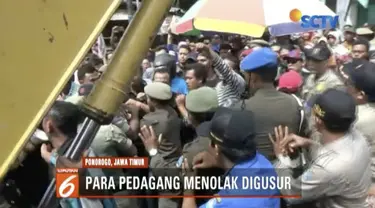 Eksekusi pasar di lahan bekas stasiun di Ponorogo, Jawa Timur, berlangsung ricuh.