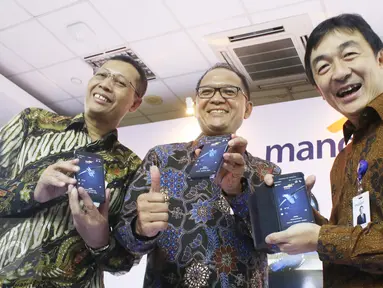 (kika) Direktur Retail Banking Bank Mandiri Tardi, Direktur Operations Ogi Prastomiyono,  dan SEVP Chief Technology Officer Joseph G Godong tengah menunjukkan tampilan layanan Mandiri Online di Jakarta, Selasa (21/3). (Liputan6.com/Angga Yuniar)