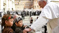 Paus Fransiskus bertemu dengan dua anak yang menggunakan pakaian adat Yogyakarta (instagram: franciscus)