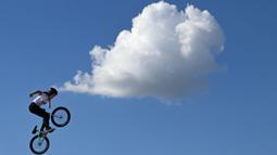 Atlet sepeda BMX Inggris, Sasha Pardoe berkompetisi dalam ajang BMX Freestyle Wanita pada Kejuaraan Bersepeda Eropa di Munich, Jerman pada 12 Agustus 2022. Acara ini merupakan bagian dari European Championships 2022 Munich yang berlangsung dari 11 hingga 21 Agustus 2022 dengan mempertandingkan sembilan cabang olahraga yang berbeda. (AFP/Christof Stache)