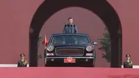Presiden China Xi Jinping meninjau pasukan dengan menumpang limusin Hongqi saat parade peringatan 80 tahun Kemenangan Perang Rakyat China melawan Agresi Jepang di Beijing, Rabu (3/9/2025).&nbsp;(Dok. Xinhua/Wang Ye)