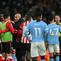 Manajer Manchester City, Pep Guardiola, berbincang dengan gelandang asal Inggris Sunderland, Luke O'Nien, saat pertandingan Liga Inggris antara Sunderland dan Manchester City di Stadion of Light, Sunderland, wilayah timur laut Inggris, pada 1 Januari 2026. (AFP/Andy Buchanan)
