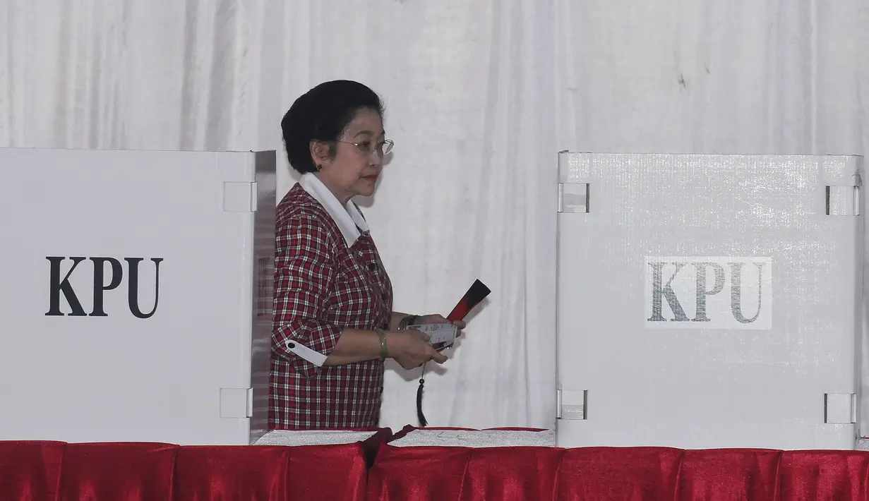 Ketua Umum PDI-P Megawati Soekarnoputri usai menggunakan hak pilihnya pada Pilkada DKI Jakarta putaran 2 di TPS 027 Kebagusan, Jakarta, Rabu (19/4). (Liputan6.com/Helmi Fithriansyah)