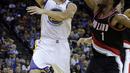 Aksi pemain Golden State Warriors, Klay Thompson (kiri) saat memberi umpan melewati hadangan pemain Blazers, Evan Turner pada laga preseason NBA basketball game, Oakland, California, Sabtu (22/10/2016) WIB. Warriors 107-96. (AP/Ben Margot)