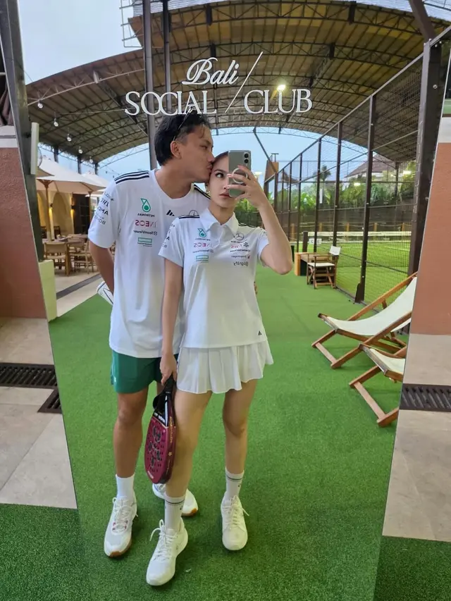 Potret Padel Couple Outfit ala Mahalini dan Rizky Febian, Kompak & Stylish di Lapangan