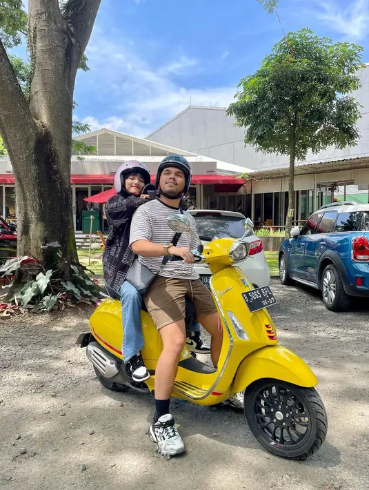 Fuji dan Thariq Halilintar saat berpose di motor berwarna kuning. Diketahui, Fuji menjadi pacar Thariq Halilintar tepat di hari ulang tahun adik Atta. Fuji baru menerima cinta Thariq dua hari kemudian saat adik ipar Aurel Hermansyah tersebut menyatakan cinta."Aku nembaknya tanggal 27 (Januari), dijawabnya tanggal 29, dia nge-prank doang, ngeselin." (Instagram/fuji_an)