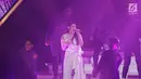 Penampilan penyanyi dangdut Via Vallen di Konser Raya 23 Indosiar Luar Biasa di Jakarta , Kamis (11/1). Via Valen dan Zaskia Gotik mebawakan lagu sayang dan juragan empang. (Liputan6.com/Herman Zakharia)