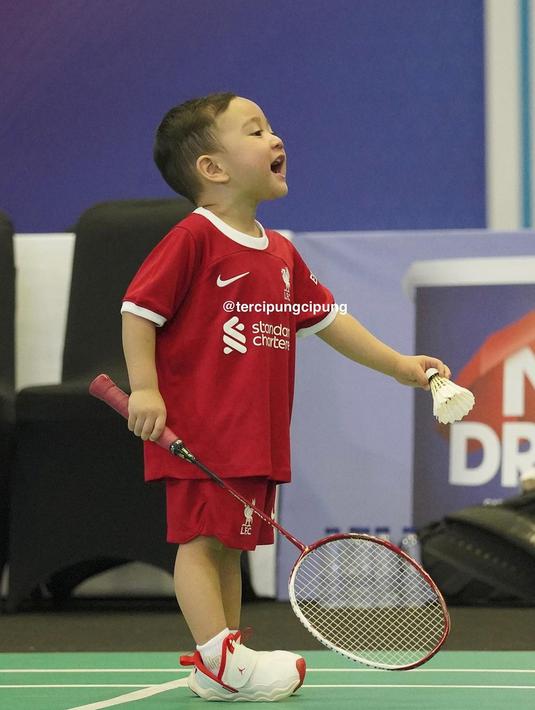 Potret yang memperlihatkan Rayyanza saat bermain bulutangkis ini pun mencuri perhatian netizen. Anak kedua Raffi Ahmad dan Nagita Slavina ini bahkan terlihat bak seorang atlet. (Liputan6.com/IG/@tercipungcipung)