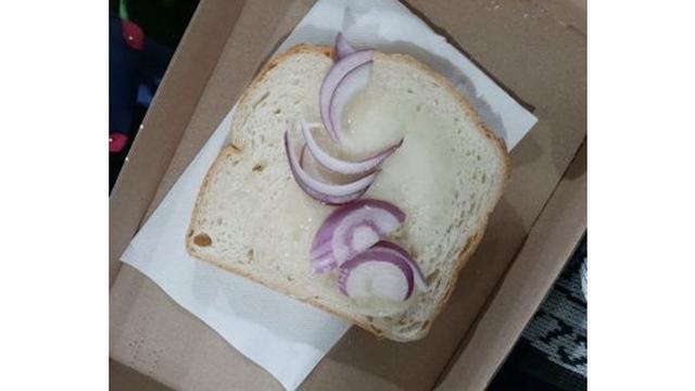 7 Potret Jajanan Gagal Masak yang Dibeli di Stadion Sepak Bola, Bikin Elus Dada