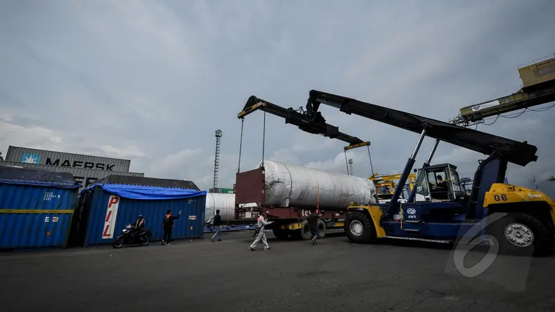 Aktivitas Bongkar Muat di JICT Tanjung Priok