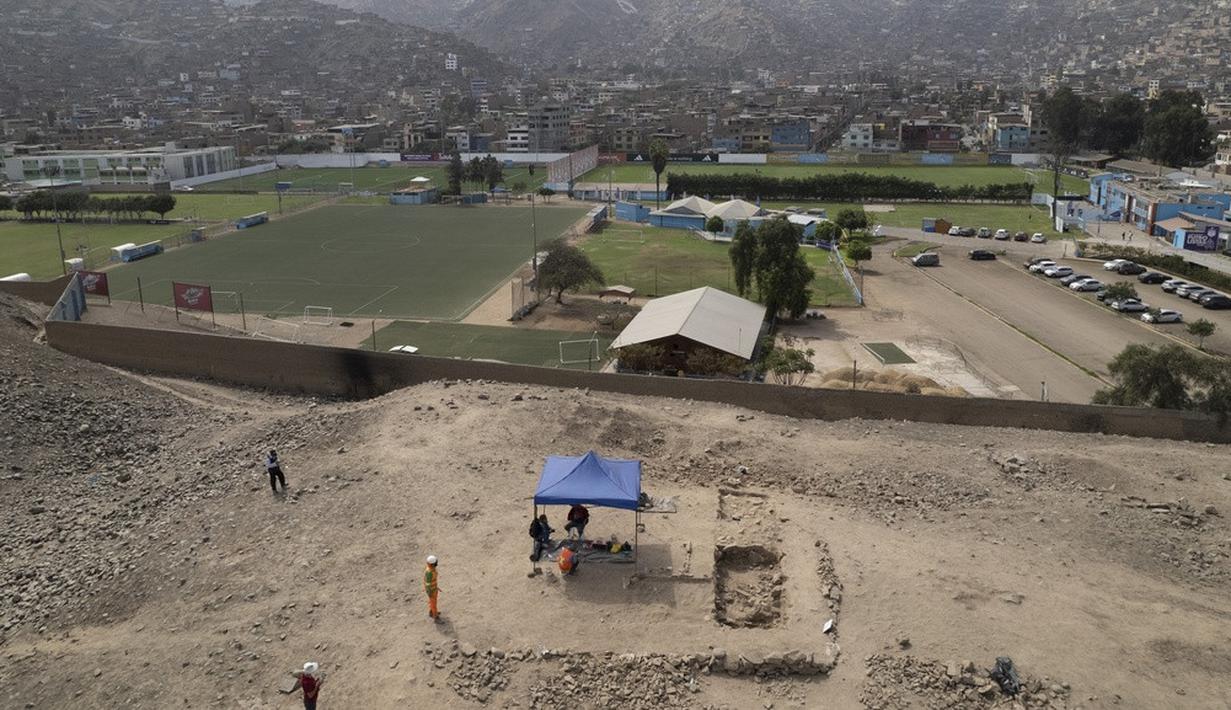<p>Awalnya peneliti menemukan rambut dan tengkorak mumi dalam bungkusan kapas. Selanjutnya mereka menemukan sisa bagian dari mumi. (AP Photo/Martin Mejia)</p>