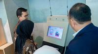 Telkomsel melakukan uji coba registrasi kartu prabayar menggunakan metode biometrik pengenalan wajah untuk meningkatkan keamanan.  (Foto: Corpcomm Telkomsel)