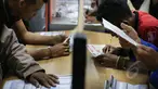Calon penumpang kereta melakukan reservasi tiket mudik Lebaran di Stasiun Pasar Senen, Jakarta, Senin (13/4/2015). PT KAI mulai menjual tiket kereta untuk keberangkatan H-10 lebaran melalui reservasi online maupun loket. (Liputan6.com/Faizal Fanani)