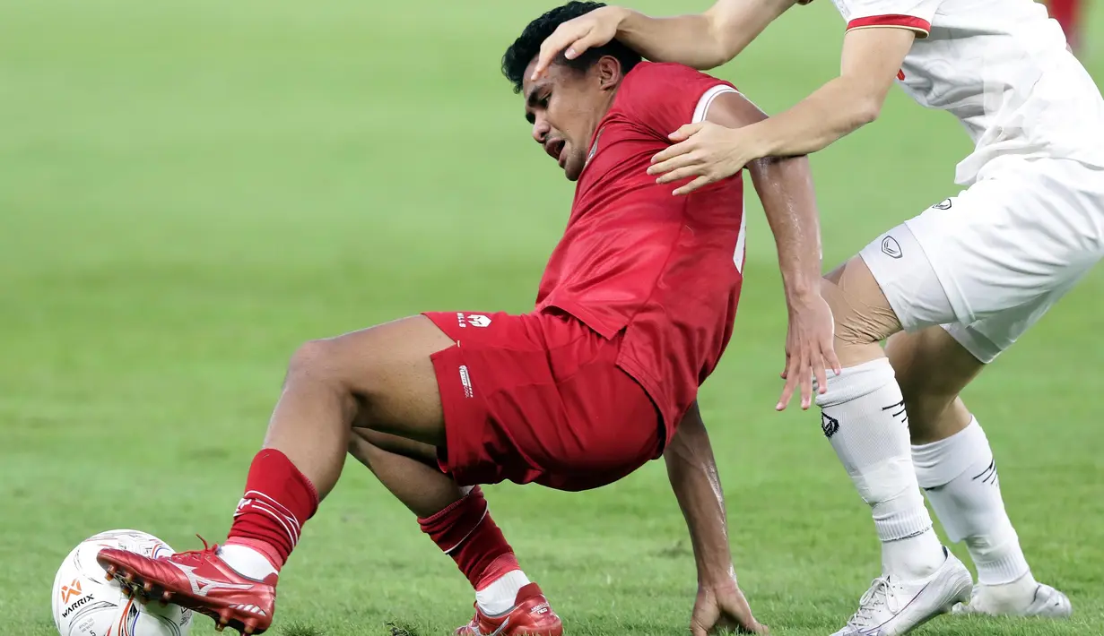 Pemain belakang timnas Indonesia, Asnawi Mangkualam Bahar berebut bola dengan pemain Vietnam pada laga kandang semifinal Piala AFF 2022 melawan Vietnam di Stadion Utama Gelora Bung Karno, Jakarta, Jumat (6/1/2023). Indonesia akan melakoni laga tandang semifinal Piala AFF 2022 melawan Vietnam pada Senin (9/1). (Liputan6.com/Helmi Fithriansyah)