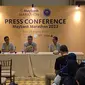 Presiden Direktur Maybank Indonesia, Tazwin Zakaria (tengah) saat memberikan keterangan pers terkait penyelenggaraan Maybank Marathon 2023 di Taman Baghawan, Nusa Dua, Bali, Sabtu (26/8/2023). (Marco Tampubolon/Liputan6.com)