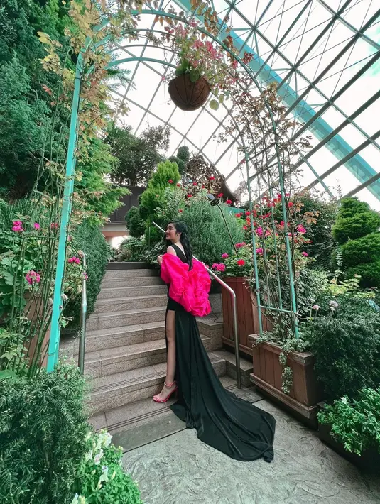 Di foto ini Febby Rastanty saa menaiki tangga, darah kelahiran Jakarta tanggal 1 Februari 1996 ini memakai sepatu berwarna pink. (Instagram/febbyrastanty)