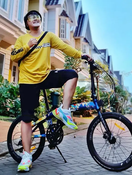 Meski sering tampil dengan gaya sporty, Danang D'Academy tetap terlihat fashionable. Seperti yang satu ini, ia memilih mengenakan kaus panjang dipadukan dengan celana pendeng. Aksesoris kacamata dan topi, membuat pedangdut ini makin keren. (Liputan6.com/IG/@danang_official91)