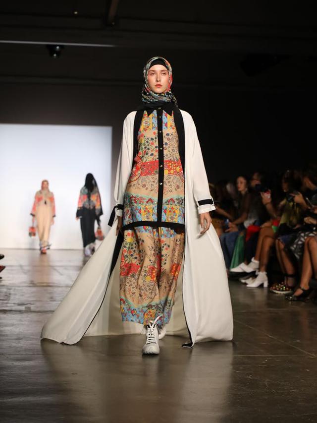 [Bintang] Ketiga Kali di New York Fashion Week, Vivi Zubedi Mantapkan Brand Secara Internasional