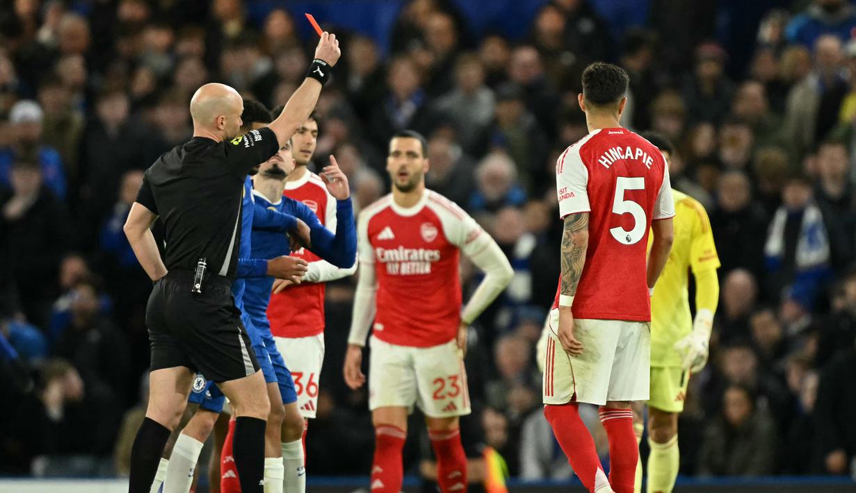 Wasit memberikan kartu merah kepada pemain Chelsea, Moises Caicedo setelah melanggar pemain Arsenal, Mikel Merino dalam laga lanjutan Liga Inggris 2025/2026 di Stamford Bridge, London, Minggu (30/11/2025). (AFP/Justin Tallis)