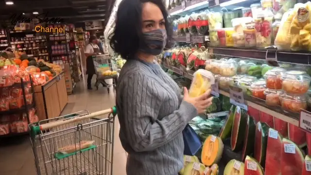 Pakai Masker Tenun, Ini 6 Momen Yuni Shara Belanja Persiapan Ramadan