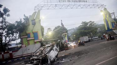 Foto: Potret Bangkai Mobil Terbakar Jadi Saksi Bisu Tragedi Mengerikan di Kanjuruhan Malang