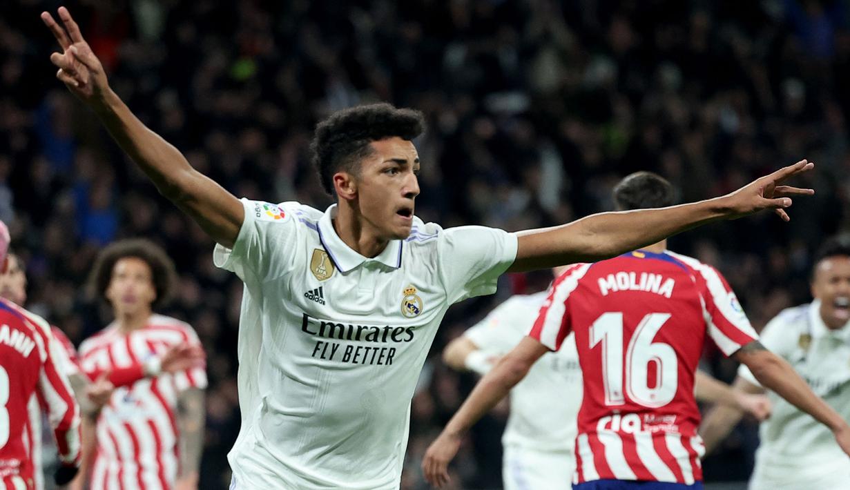 <p>Pemain Real Madrid, Alvaro Rodriguez berselebrasi setelah mencetak gol penyeimbang 1-1 ke gawang Atletico Madrid pada laga lanjutan Liga Spanyol 2022/2023 yang berlangsung di Santiago Bernabeu, Spanyol, Minggu (26/02/2023) dini hari WIB. (AFP/Pierre-Philippe Marcou)</p>