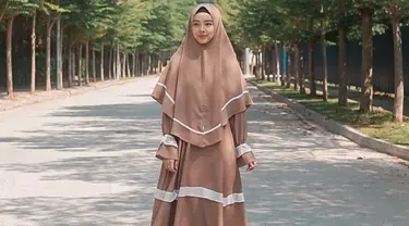 Lindswell Kwok menjalani Ramadan pertamanya bersama sang suami. Ia memutuskan untuk menjadi mualaf dan berhijab saat kabar pernikahan atlet wushu ini tersebar di berbagai media. (Liputan6.com/IG/@lindswell_k)