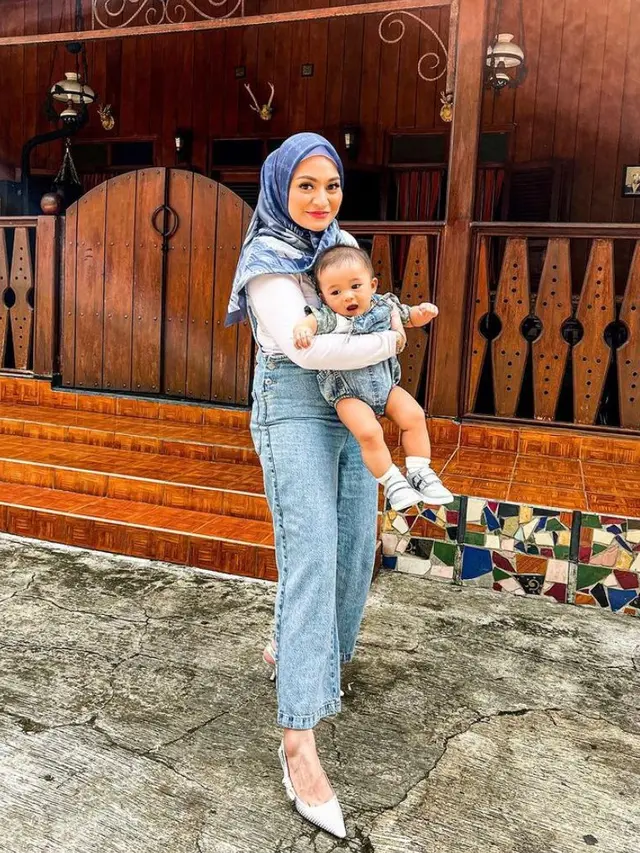8 Potret Nathalie Holscher Momong Baby Adzam, Stylish Bergaya ala Cewek Kue hingga Cewek Mamba