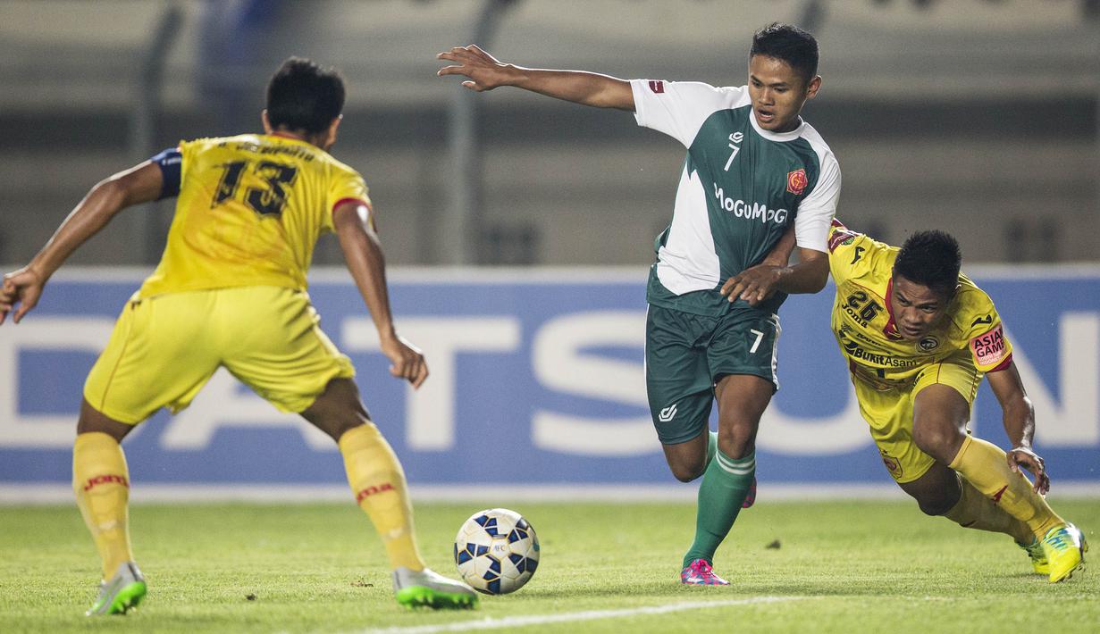 Penyerang PS TNI, Dimas Drajat, berusaha melewati bek Sriwijaya FC, Ahmad Jupriyanto, pada laga Piala Bhayangkara di Stadion Si Jalak Harupat, Bandung, Minggu (20/3/2016). Sriwijaya FC berhasil menang 2-1 atas PS TNI. (Bola.com/Vitalis Yogi Trisna)