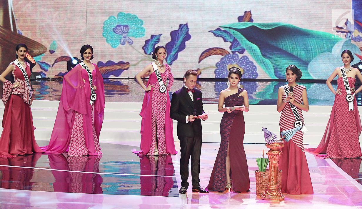 Finalis dari Kalimantan Barat, Wilda Octaviana Situngkir menjawab pertanyaan dari Juri Kezia Warouw pada malam puncak Puteri Indonesia 2018 di JCC, Jakarta, Jumat (9/3). (Liputan6.com/Herman Zakharia)