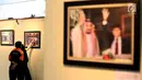 Pengunjung mengamati karya foto yang dipamerkan pada pameran foto Warna-Warni Parlemen di Komplek Parlemen Senayan, Jakarta, Selasa (29/8). Pameran foto tersebut dalam rangka memperingati HUT ke-72 DPR. (Liputan6.com/Johan Tallo)