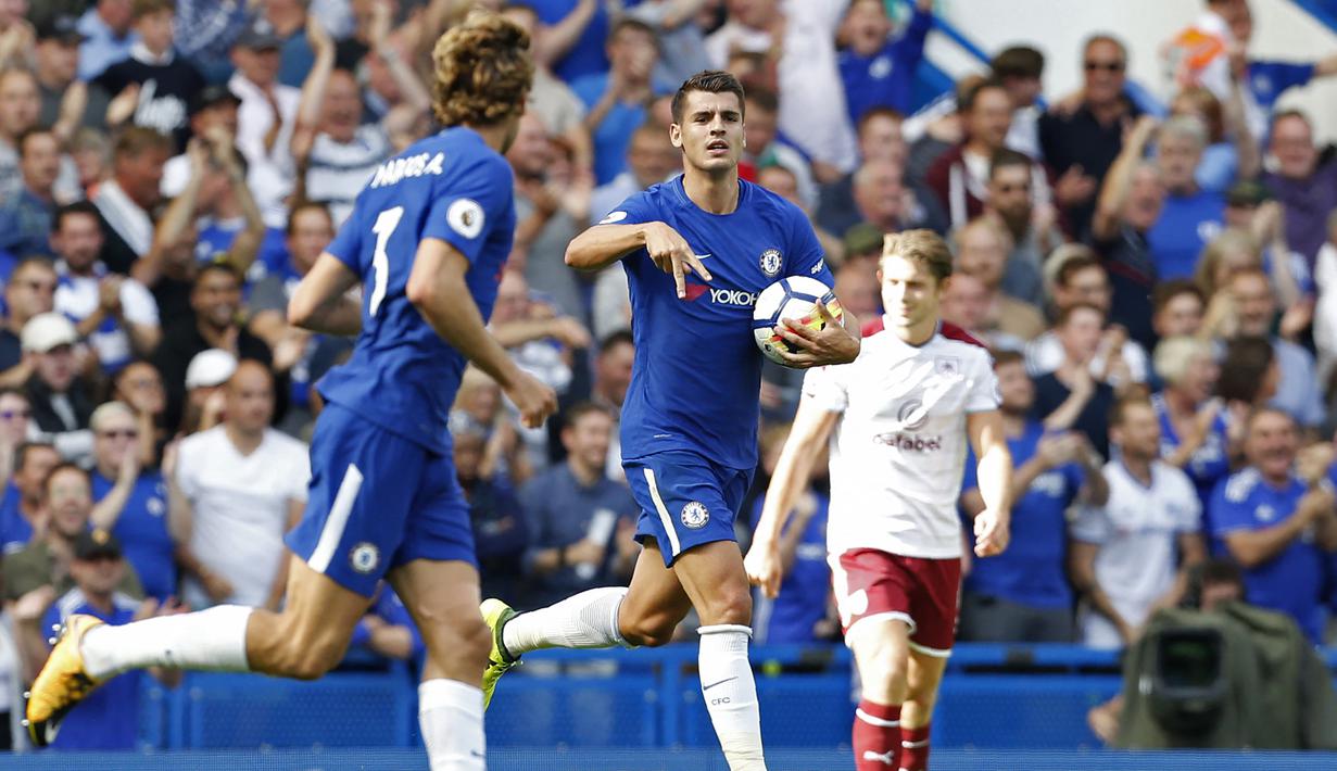 Alvaro Morata. Striker yang didatangkan Chelsea dari Real Madrid pada 2017/2018 ini langsung mencetak gol di laga debutnya di pekan ke-1 Liga Inggris saat menjamu Burnley, 12 Agustus 2017. Ia memperkecil skor 1-3 pada menit ke-69. Hasil akhir Chelsea kalah 2-3. (Foto: AFP/Ian Kington)
