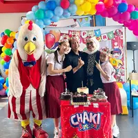 Sebelum memberikan kejutan untuk ayah tercintanya yang ulang tahun, Ayu Ting Ting terlebih dulu membuat Ayah Ojak marah hingga menangsi. Berikut  potret keseruan kejutan ayah Ayu Ting Ting. [Instagram/ayutingting92]