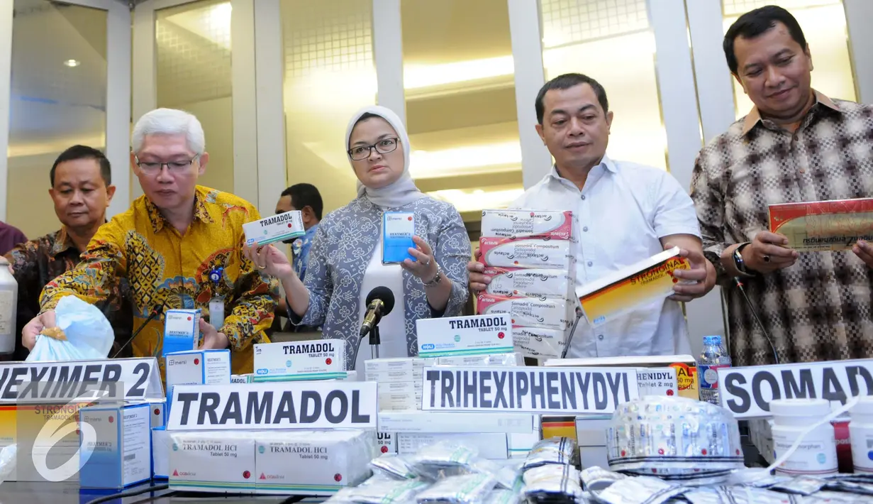Kepala  BPOM,  Penny Kusumastuti Lukito (tengah) dan Waka Bareskrim Mabes Polri Irjen Pol Antam Novambar (kedua kanan) menunjukan barang bukti obat ilegal saat jumpa pers di Mabes Polri, Jakarta, Selasa,(6/9). (Liputan6.com/Helmi Afandi)