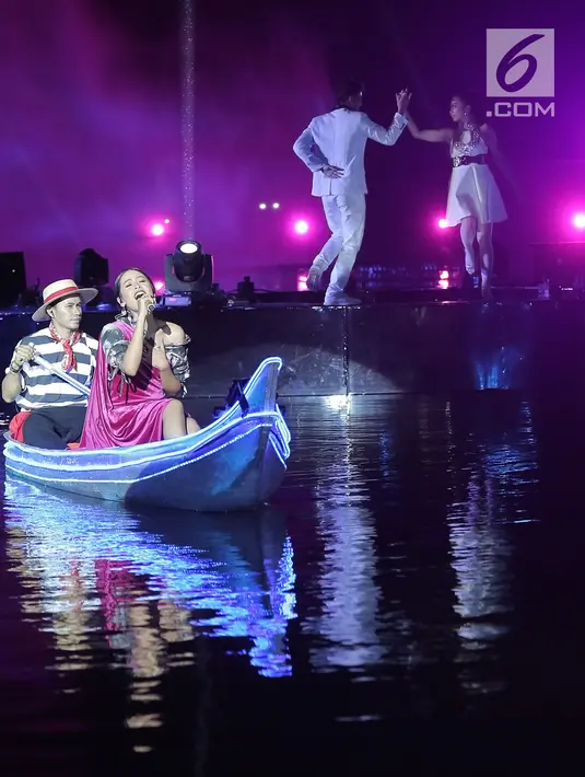 Maudy Ayunda menyanyi di atas perahu saat tampil dalam Grand Launch Vivo V15 Go Up di Taman Air Mancur Sri Baduga, Purwakarta, Jawa Barat, Selasa (5/3). Maudy membawakan lagu Perahu Kertas di atas perahu yang bergerak. (Fimela.com/Bambang E Ros)